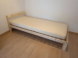 Bett (Rahmen + Rost + Matratze + Frottee chemisch gereinigt)