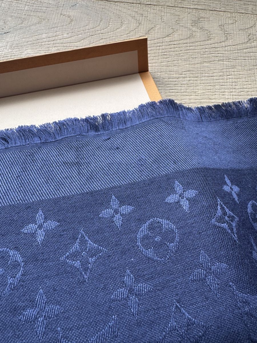 Louis Vuitton Foulard & Sciarpe: Louis Vuitton Navy Monogram Scarf + Box -Excellent Conditio – Usato da Meilen venduto da vic_9wmf 5