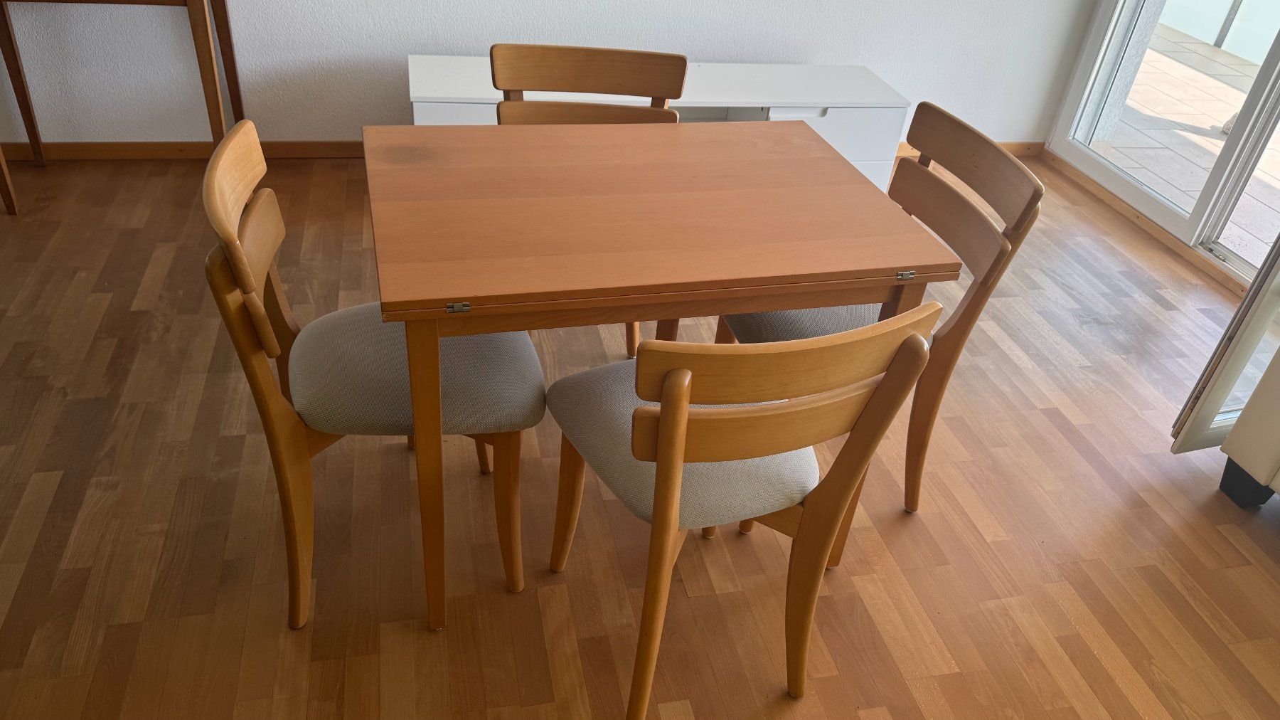Tavoli: Aufklappbarer Esstisch mit 4 Stühlen – Usato da Lüterswil venduto da Maja6ole