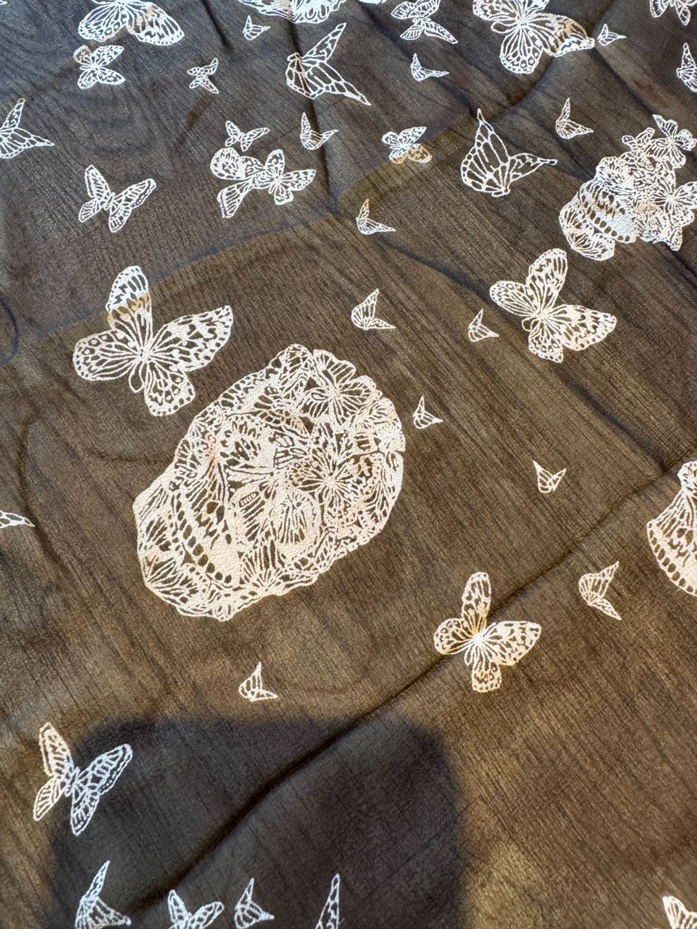 Alexander Mcqueen Foulard & Sciarpe: McQueen Printed silk scarf – Nuovo (secondo la descrizione) da Grund b. Gstaad venduto da ReLuxe 2
