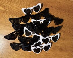 Sonnenbrillen Herzform schwarz und weiss Party Brillen 
