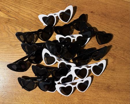 Sonnenbrillen Herzform schwarz und weiss Party Brillen