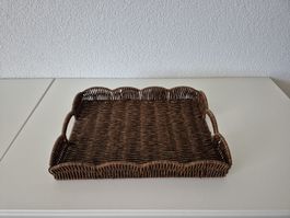 Serviertablett aus Korbgeflecht