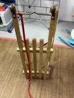 Klassischer Holzschlitten mit Zugseil gebrauchter Zustand