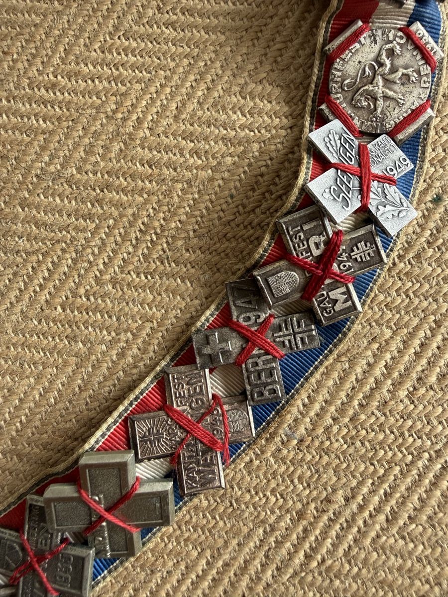 Placchette & Badge: Turnerband mit 23 Abzeichen ab 1920 – Usato da Konolfingen venduto da petzipetz 4