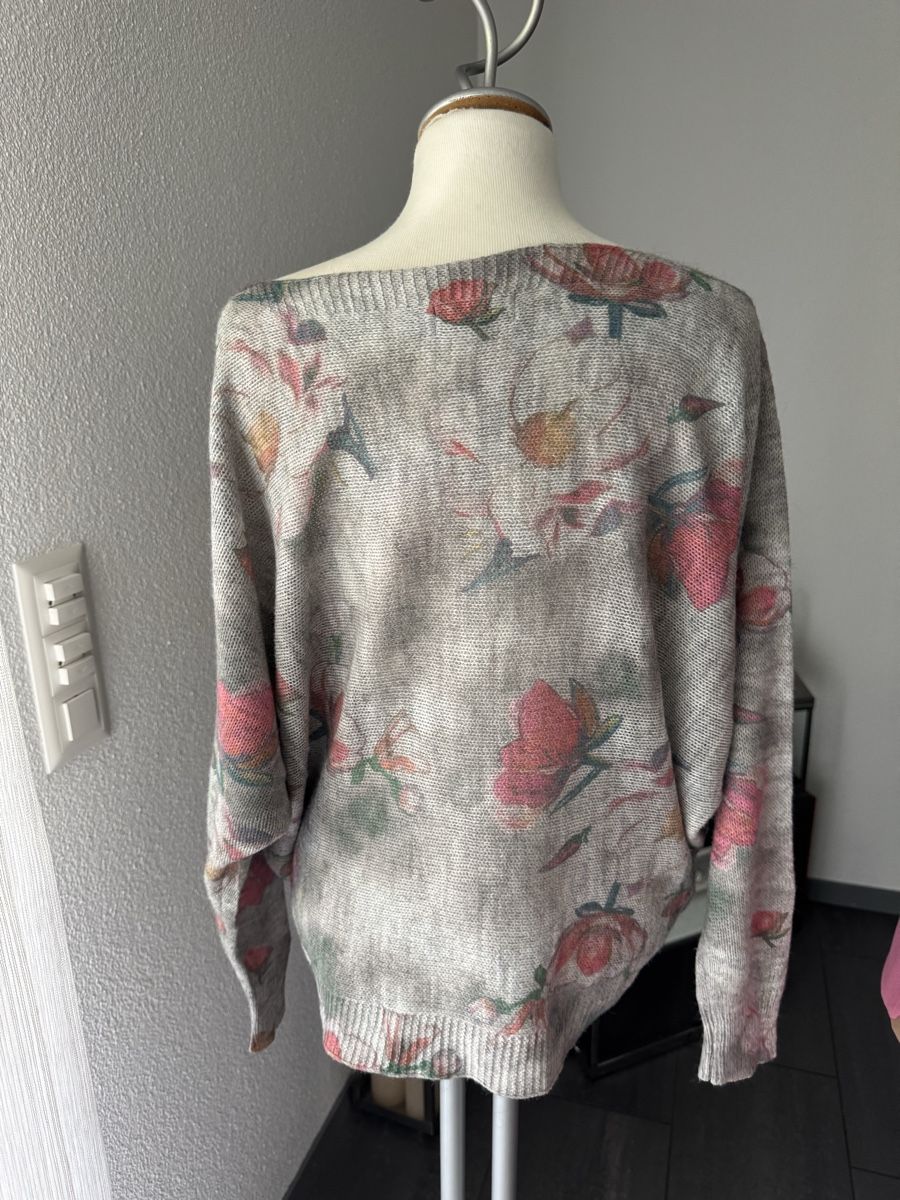 Maglioni & Felpe: Damen Pullover Luisa Ricci Blumenmuster Grau Grösse S – Nuovo (secondo la descrizione) da Olten venduto da bir_k96n 2