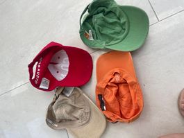 Diverse Caps-Sammlung: Vier trendige Kopfbedeckungen für ...