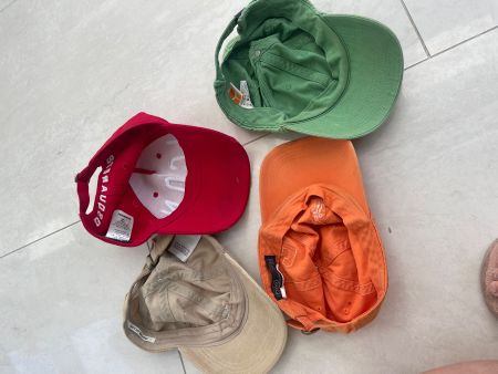 Diverse Caps-Sammlung: Vier trendige Kopfbedeckungen für ...