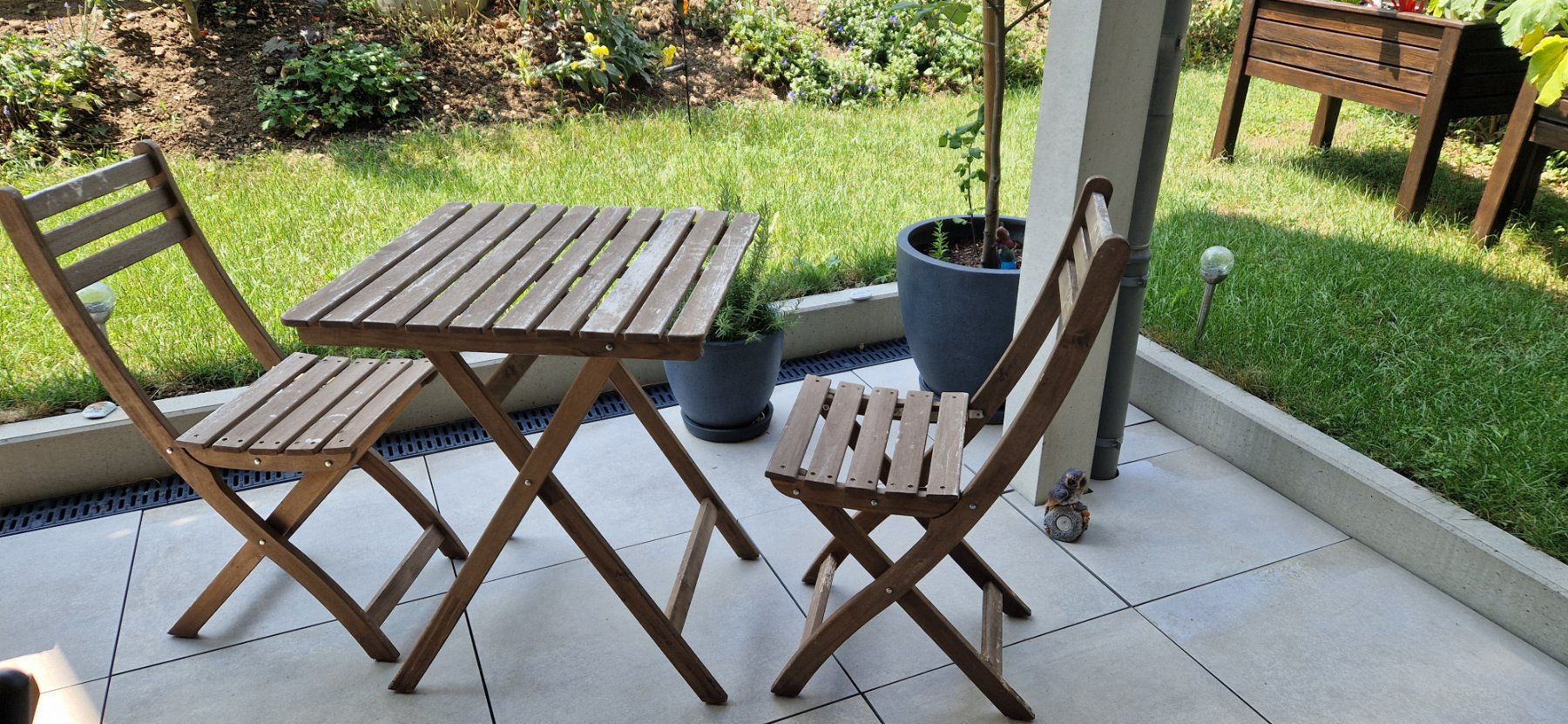 Set de table et chaises: Gartentisch mit zwei Stühlen Holz klappbar – D'occasion à Niederwil AG par fab_cmk7 2