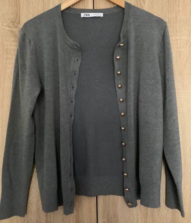 Zara Strick Grösse L grau mit schönen Metal Knöpfen