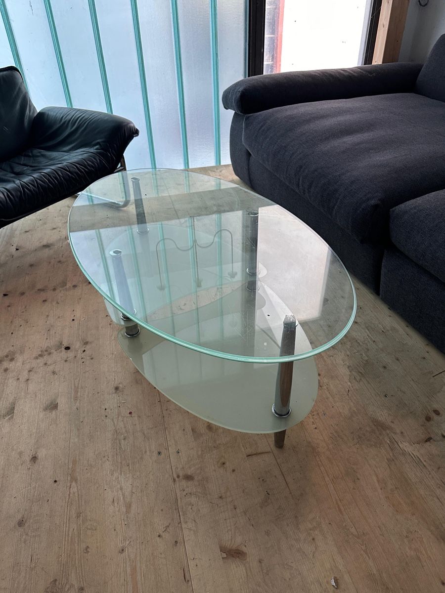 Tavoli: Glastisch Oval, Couchtisch, Beistelltisch – Usato da Liestal venduto da alidajulia