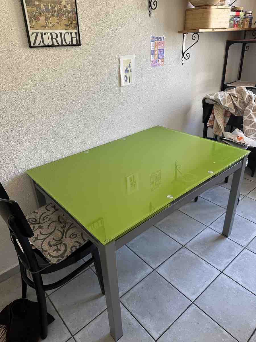 Tische: Dining Table, Green Tempered Glass, Like New – Neu (gemäss Beschreibung) aus Zürich von gre_tv9f