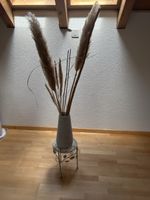 Dekorative Vase mit Pampasgras und erhöhung
