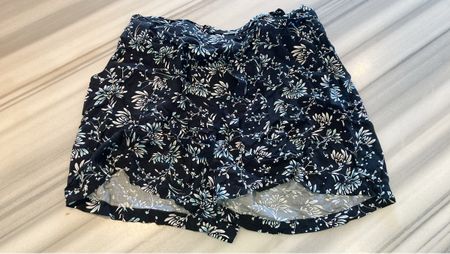 Kurze Hose mit Blumenprint, Gr.M
