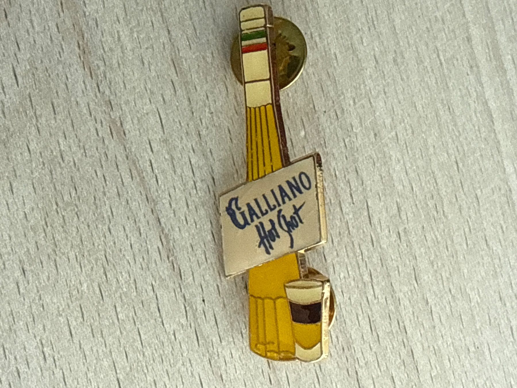 Plaketten & Abzeichen: Pin Galliano Hot Shot – Gebraucht aus Glattbrugg von Schweigmatt