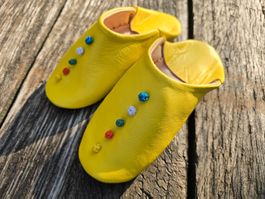 Babouches: Leder gelb/Pompons bunt (30)-ANGEBOT