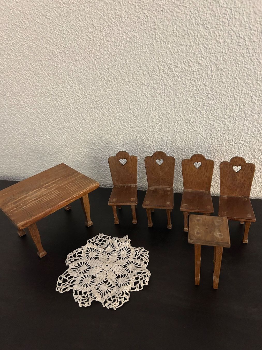 Case e mobili per bambole: Puppenstubenmöbel, Holztisch mit Stühlen – Usato da Liestal venduto da Blueberrymuffin._