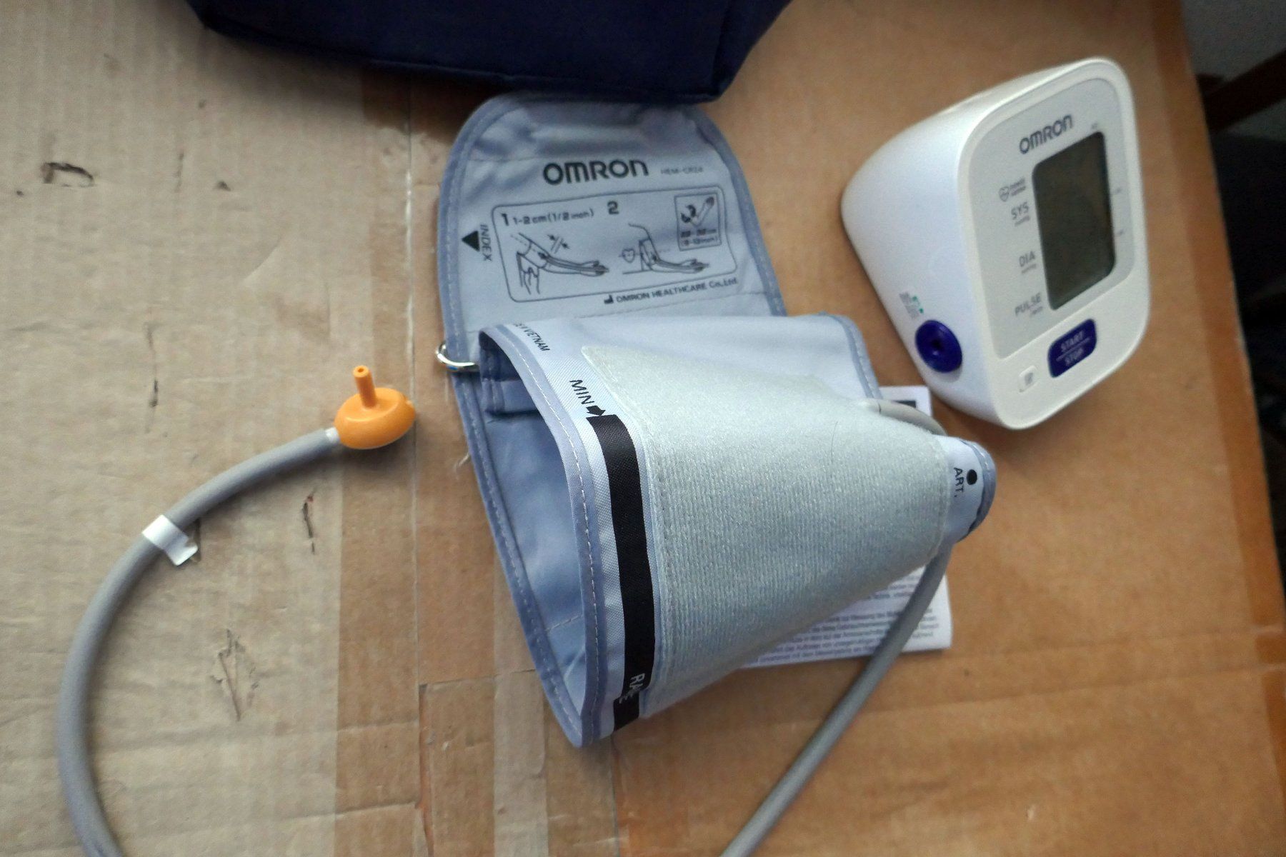 Omron Attrezzature mediche: OMRON M2 Oberarm Blutdruckmessgerät – Usato da Ehrendingen venduto da Wolfmanjack 4