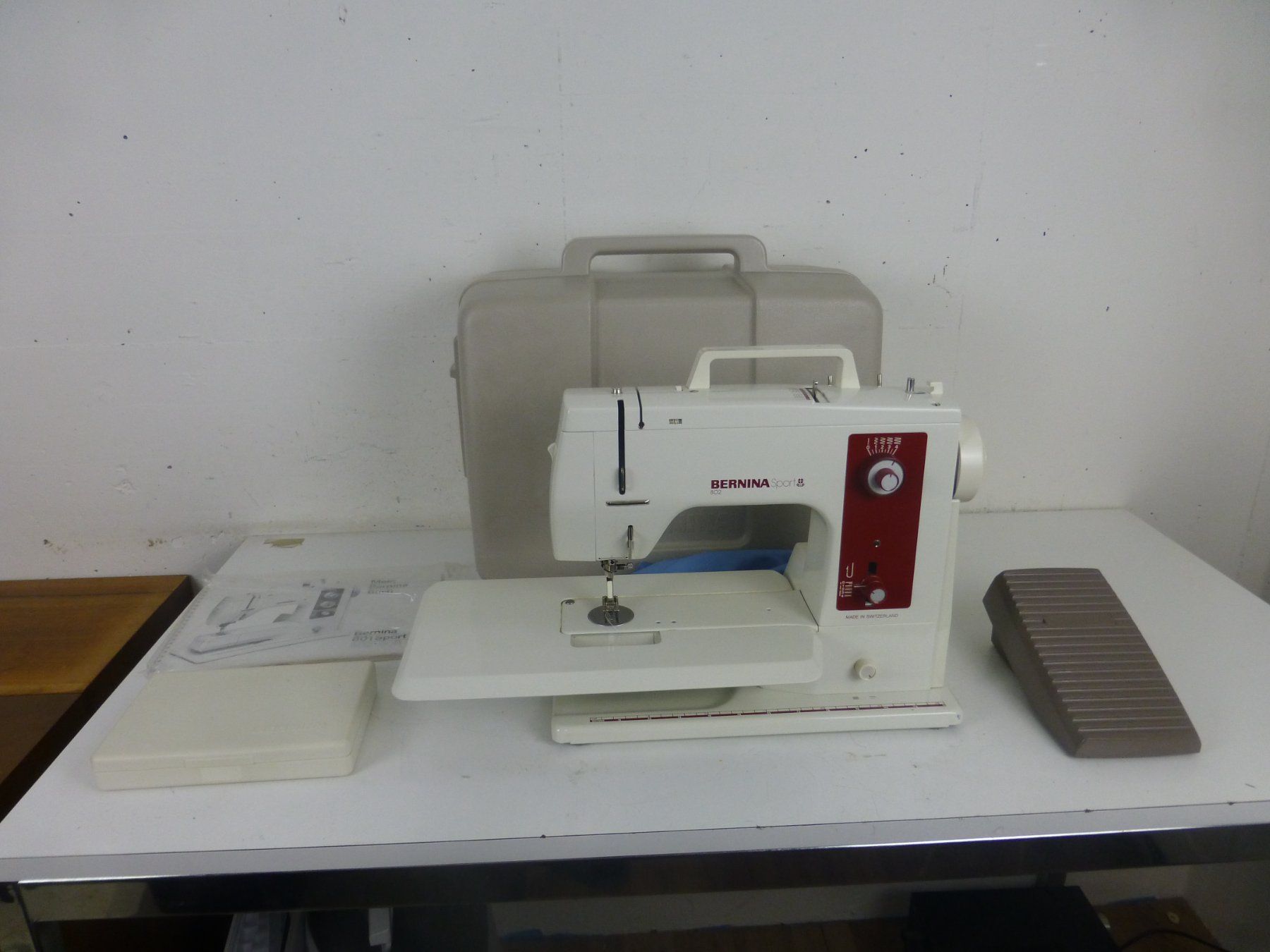 Bernina Macchine da cucire: Nähmaschine Bernina 802 mit Koffer – Usato da Fahrweid venduto da ekv