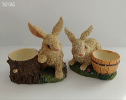 Zwei Eierbecher Hase