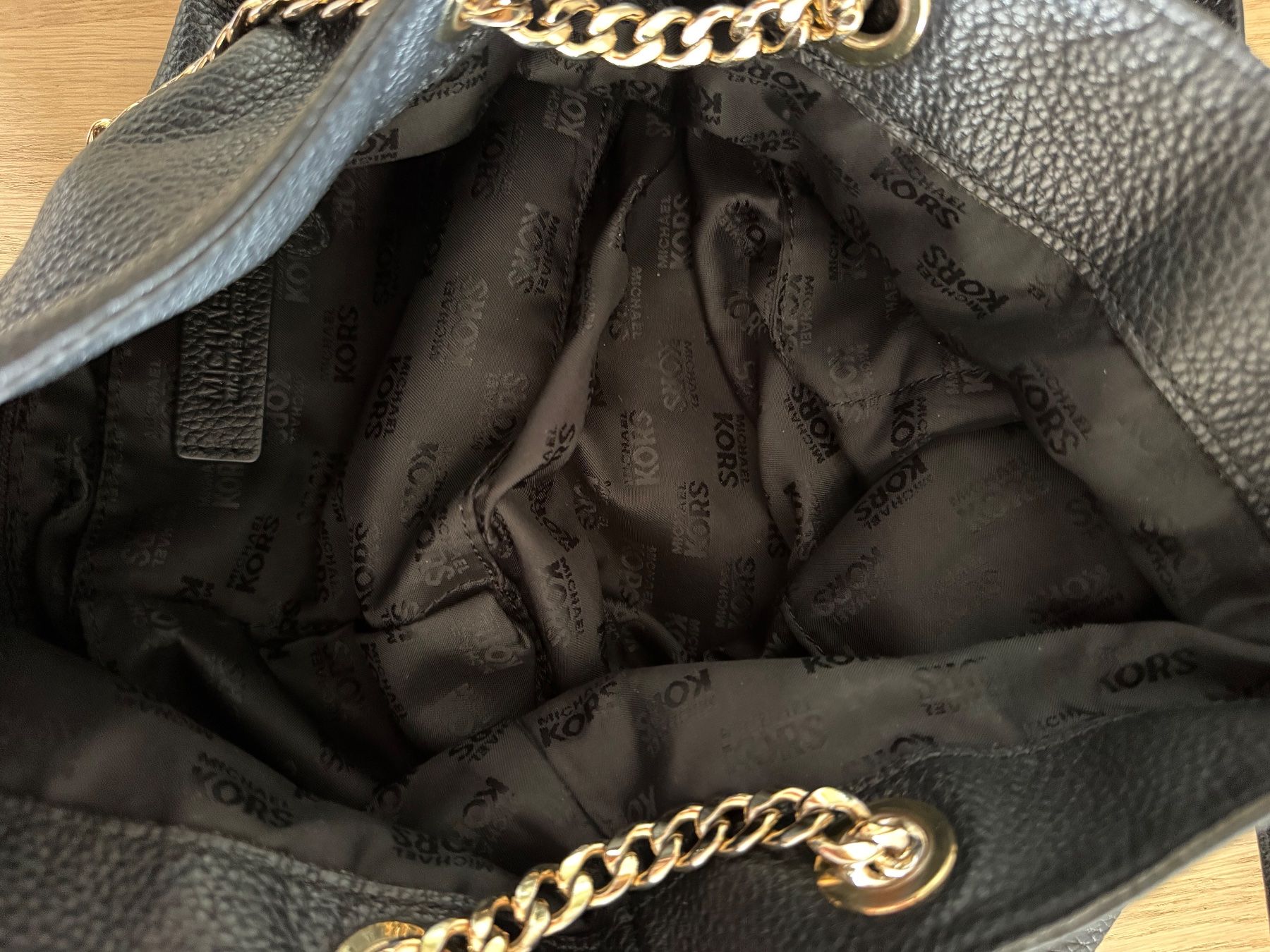 Michael Kors Taschen für Damen: Schwarze Michael Kors Handtasche mit Golddetails – Gebraucht aus Inwil von san_zh 3