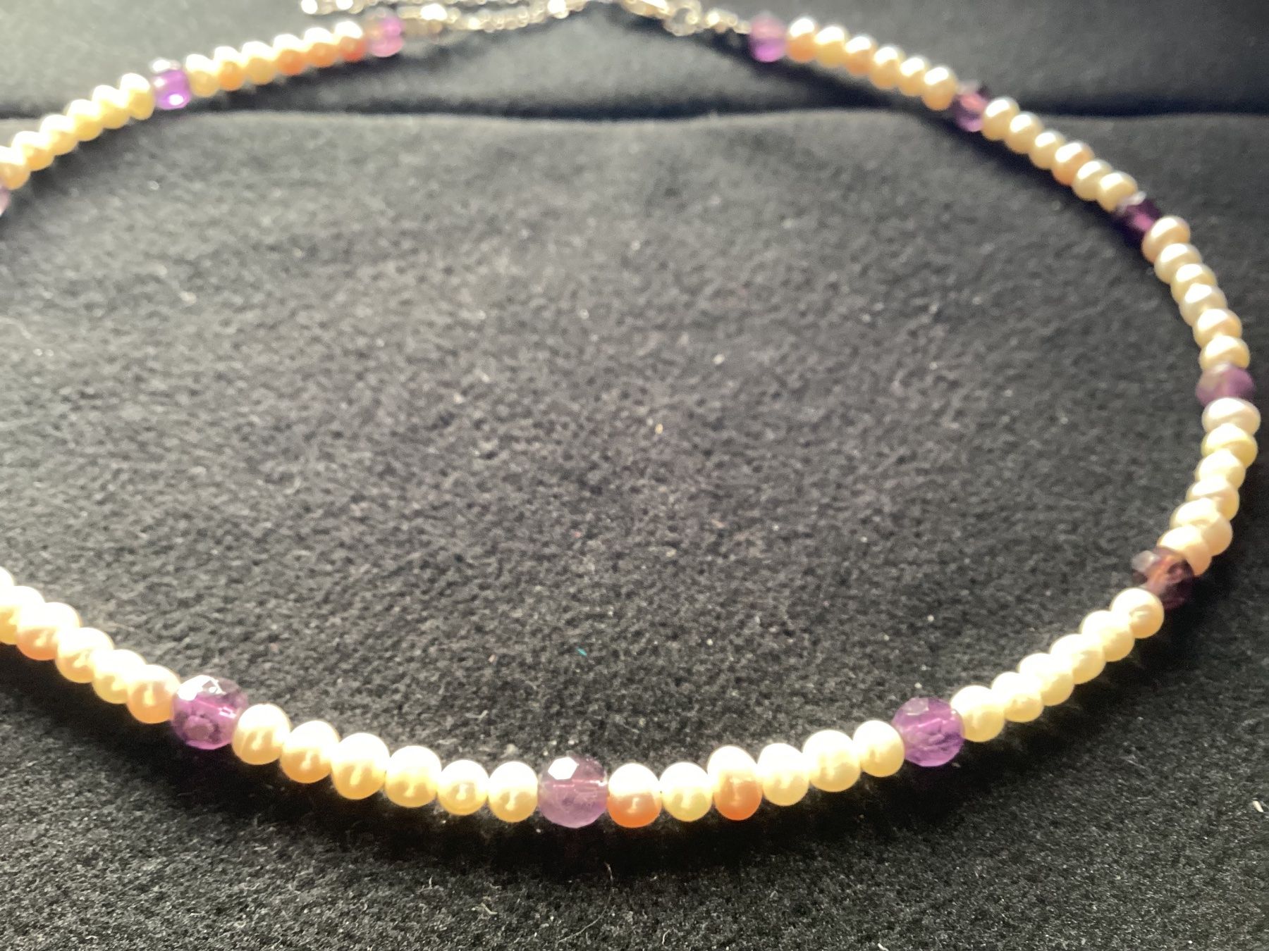Catenine: elegante Edelstein Kette: Amethyst + Süsswasserperle – Nuovo e nell'imballaggio originale da Laax GR venduto da krippenfiguren-laax 3