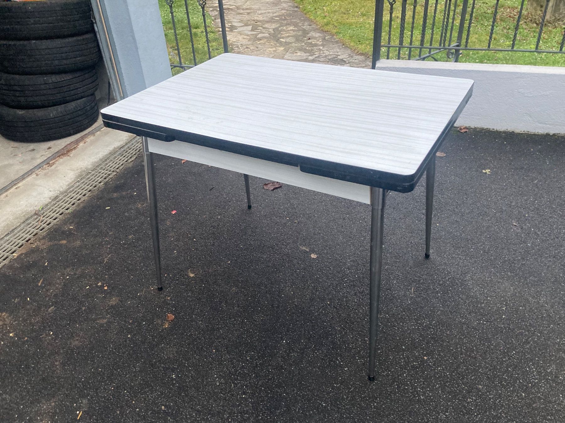 Tables: Table en formica gris – D'occasion à Orny par oli_xc9t