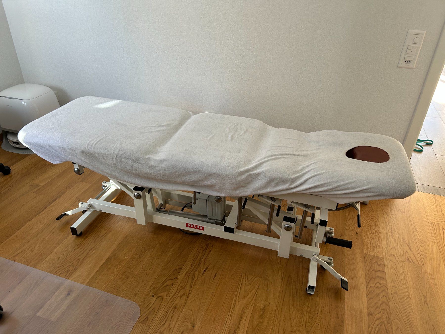 Kosmetik-& Massageliegen: Table ostéopathie/massage électrique – Gebraucht aus Rossens FR von emi_pj86 2
