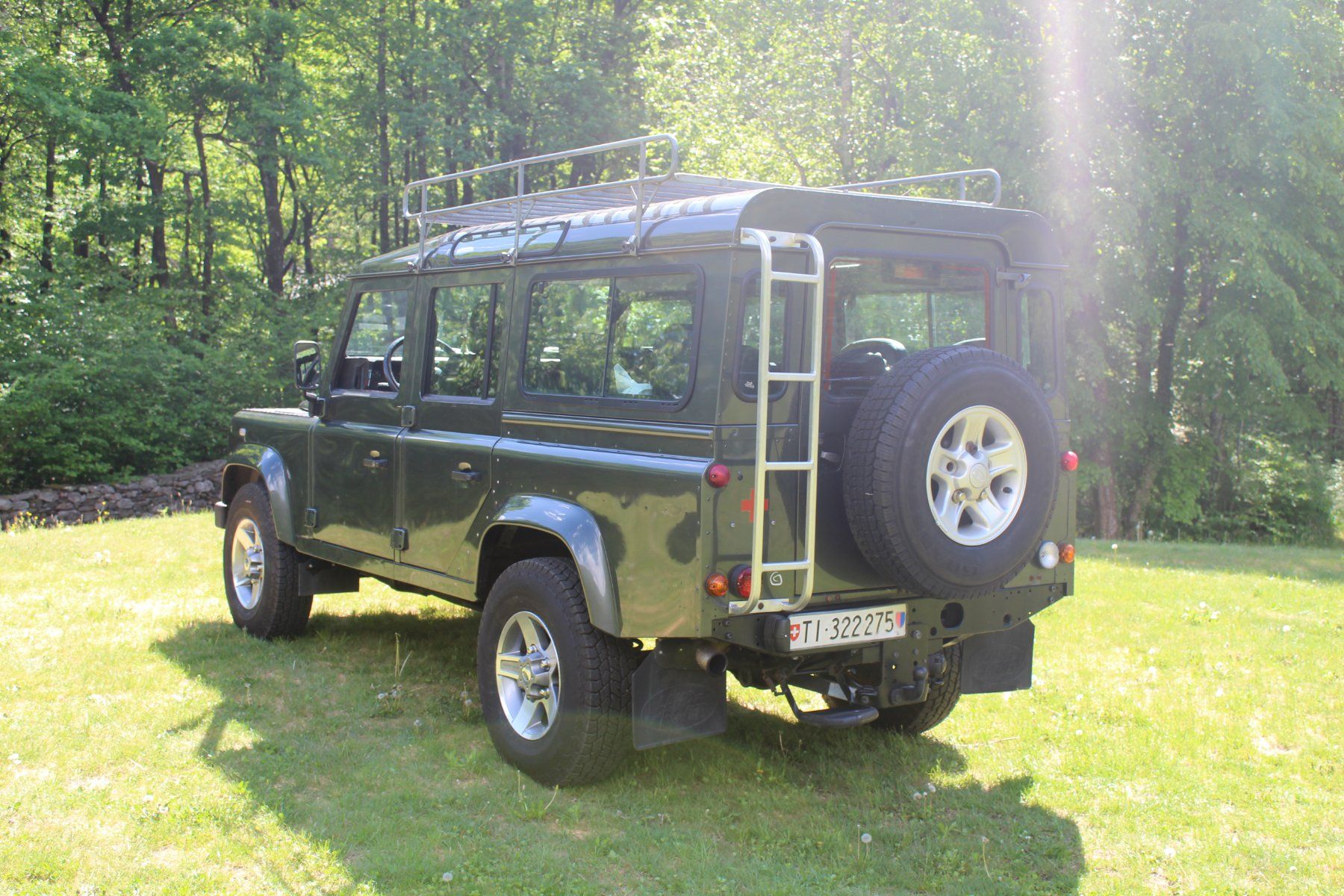 Land Rover Automobili: Land Rover Defender 110 Station Wagon verde – Usato da Lodano venduto da Garagepipolodano 7