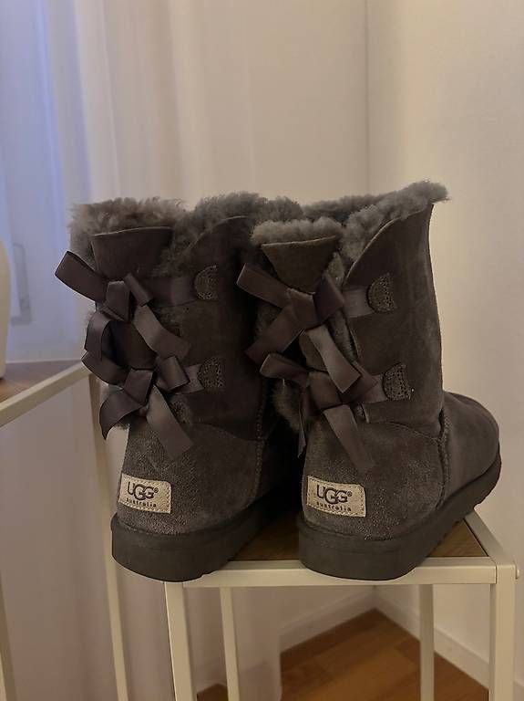 Scarpe da donna: Ugg Boots mit Schleife grau, Grosse 39 – Usato da Obergösgen venduto da Lulu_ 1