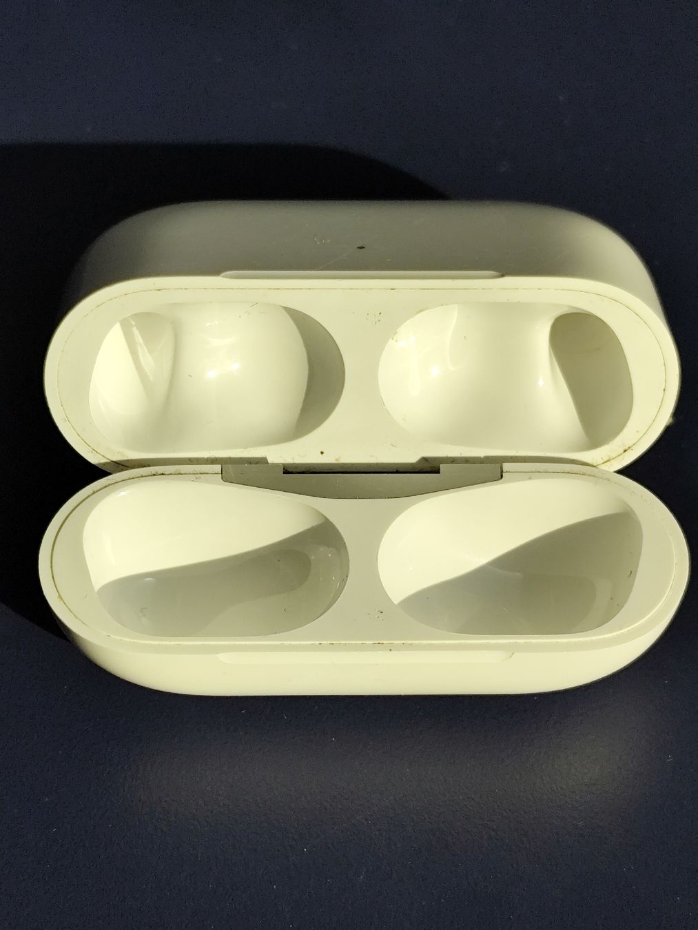 Apple Cuffie: AirPods Pro charging case – Usato da Biel/Bienne venduto da Pyuji 1