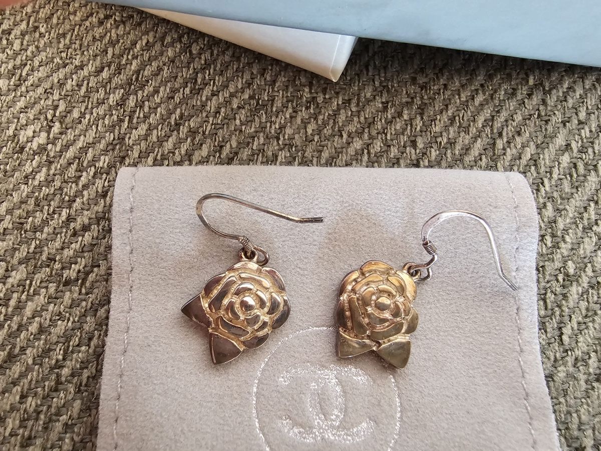 Chanel Ohrringe & -stecker: Chanel camélia en argent 925 – Neu (gemäss Beschreibung) aus Belmont-sur-Lausanne von lol_9t5w