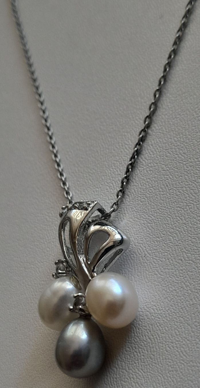 Colliers: Collier élégant en argent 925 et perles.  – D'occasion à Lausanne par Glam-Luxe 2