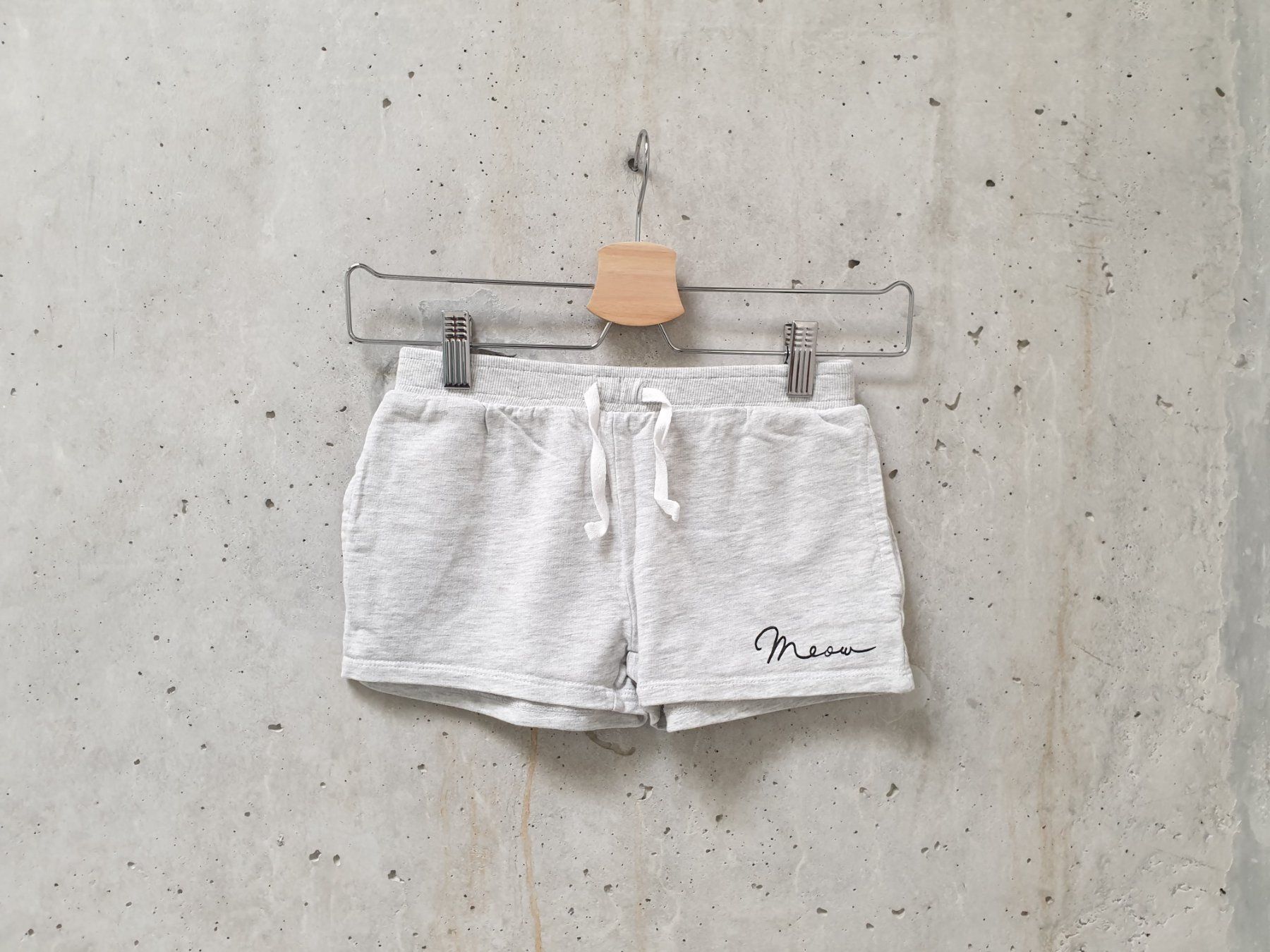 Pantalons: Short en molleton Alive, gris clair, fille, taille 128 – D'occasion à Fribourg par fripons