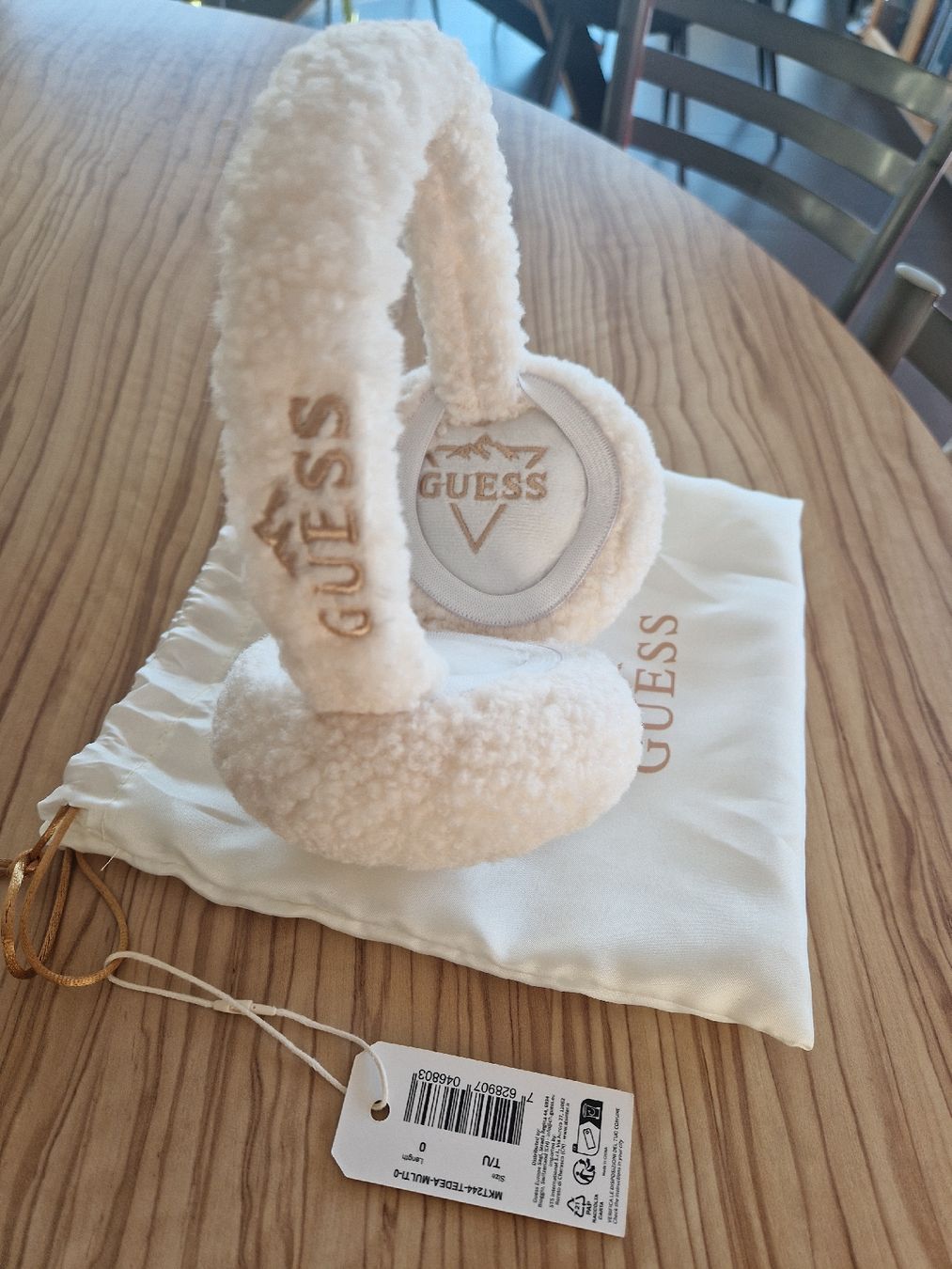 Guess Copricapi, berretti & cappellini: Cache-oreilles beige Guess neufs – Nuovo e nell'imballaggio originale da Delémont venduto da bouboute01 1