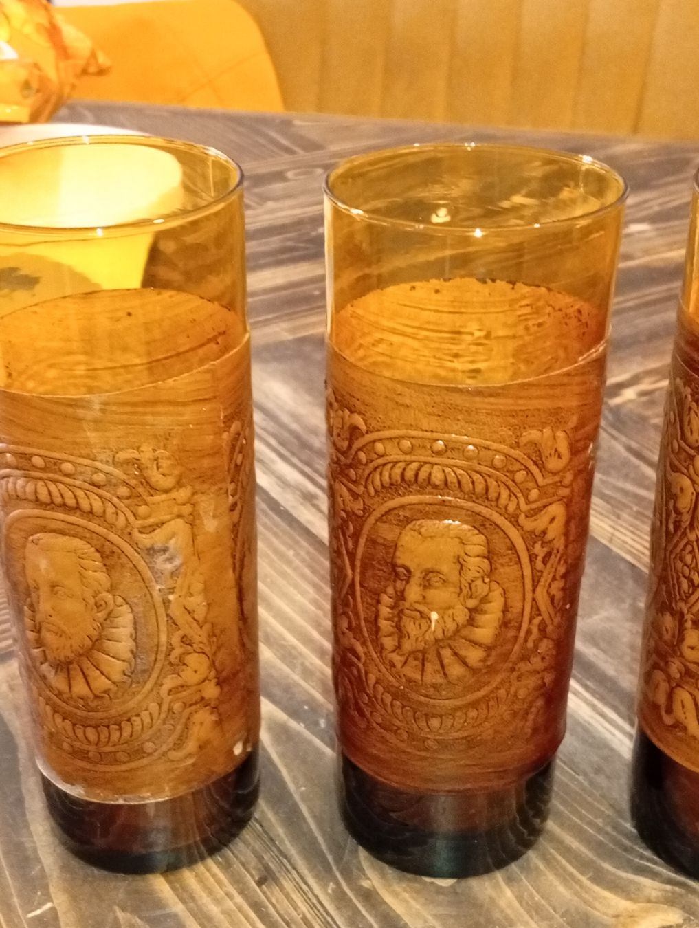 Gläser: bernsteinfarbene Highball-Gläser aus den 1960er oder 1970er. – Gebraucht aus Engelburg von CH.Me 5
