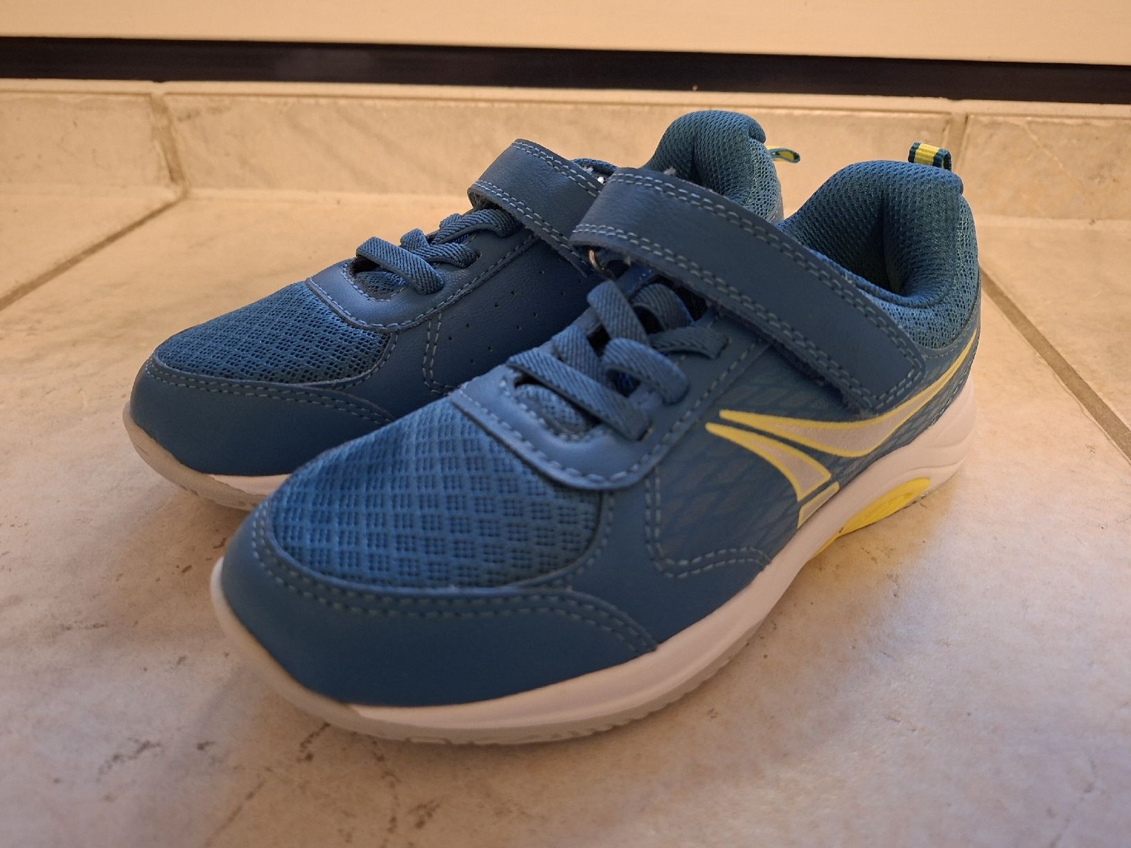Decathlon Scarpe per ragazzi: Turnschuhe, Gr. 31 – Usato da Seuzach venduto da Strandkorb_