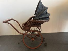 antiker Puppenwagen / Korbwagen im Nostalgie-Stil