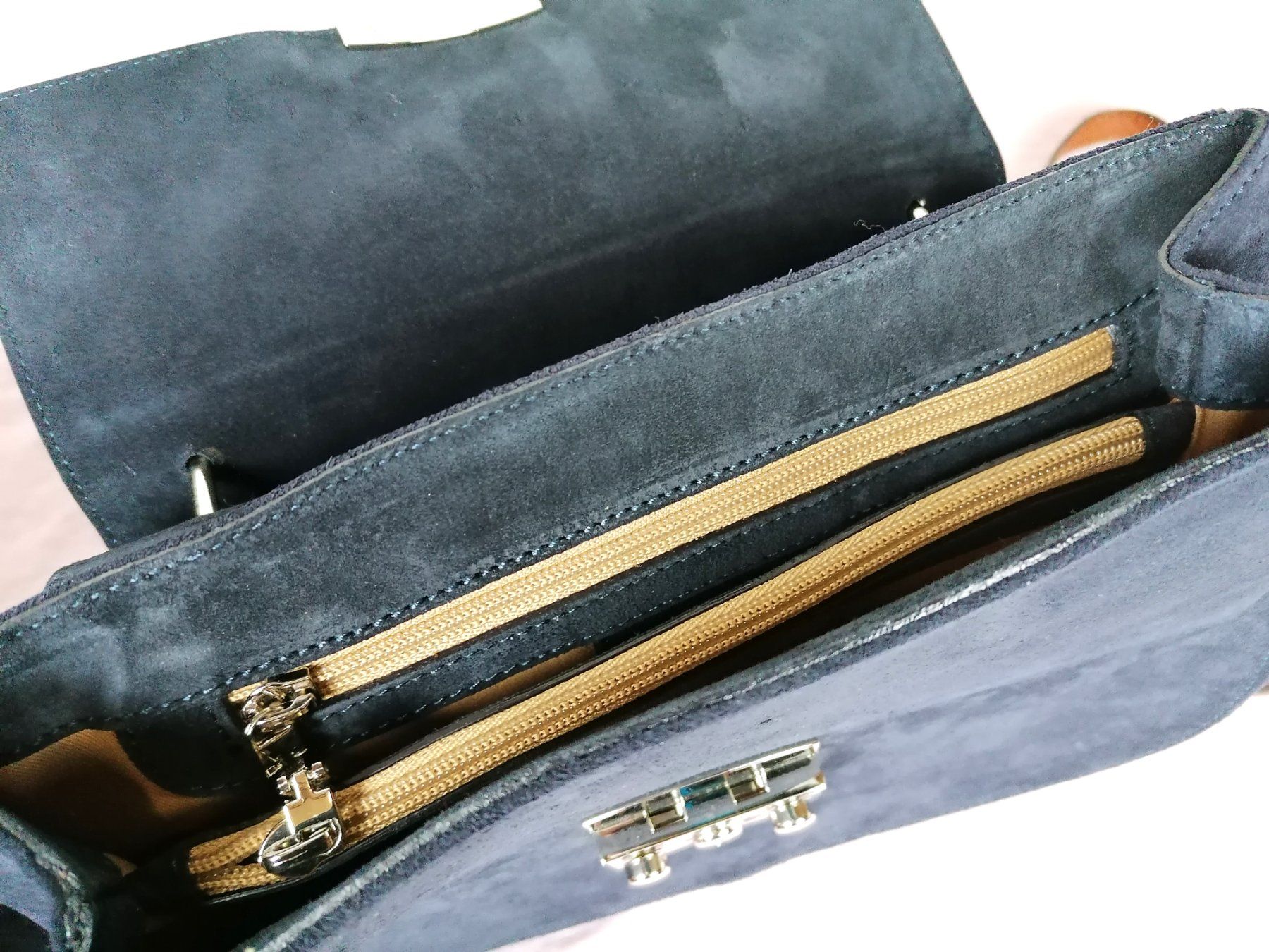 Lotti di vestiti: Set Navy Boot Damenschuhe und Handtasche – Usato da Köniz venduto da Brockenreich 3