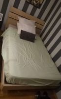 Bett in hellem Holz