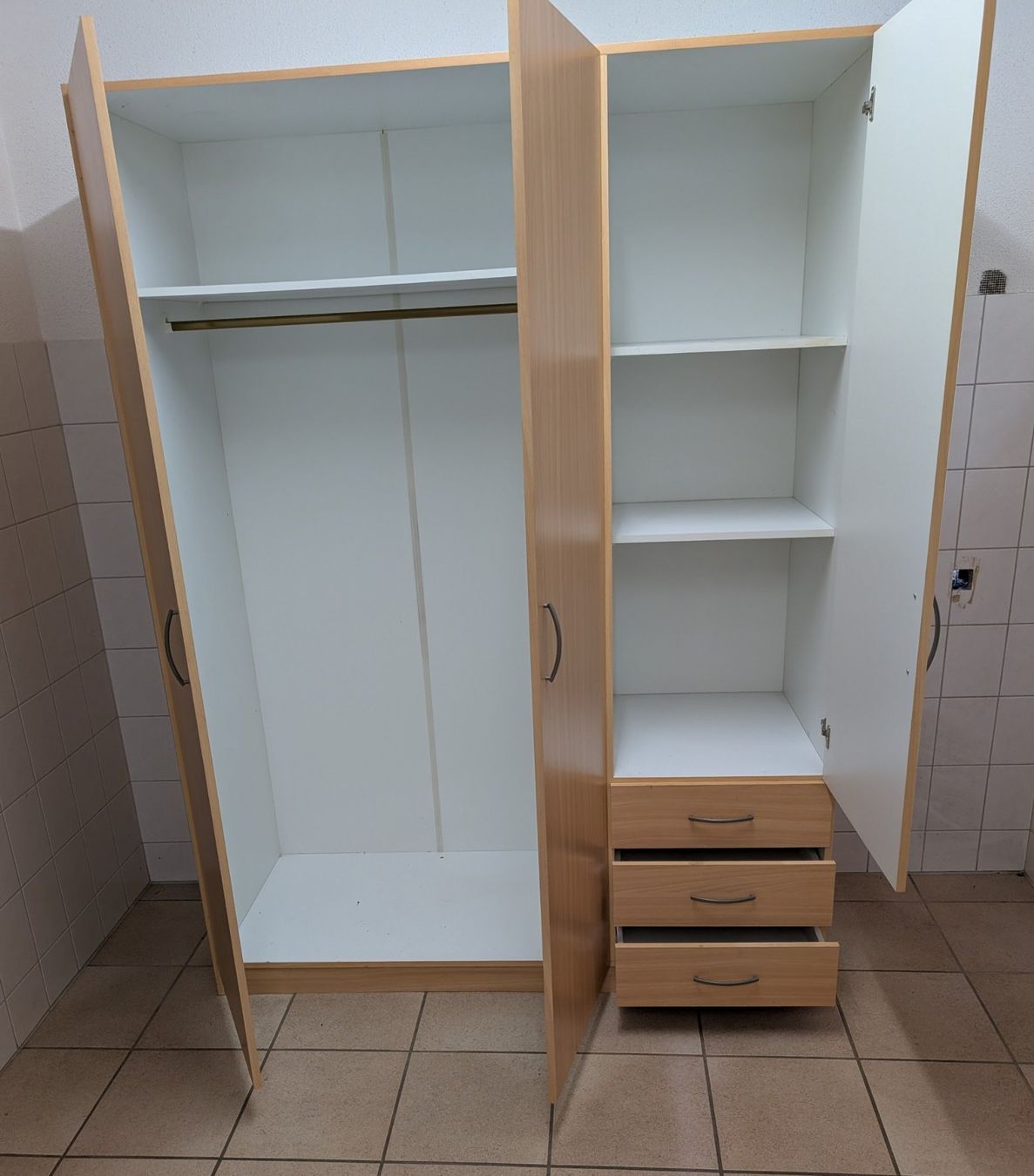 Armadi: Kleiderschrank mit drei Türen – Usato da Gebenstorf venduto da Mupege 1