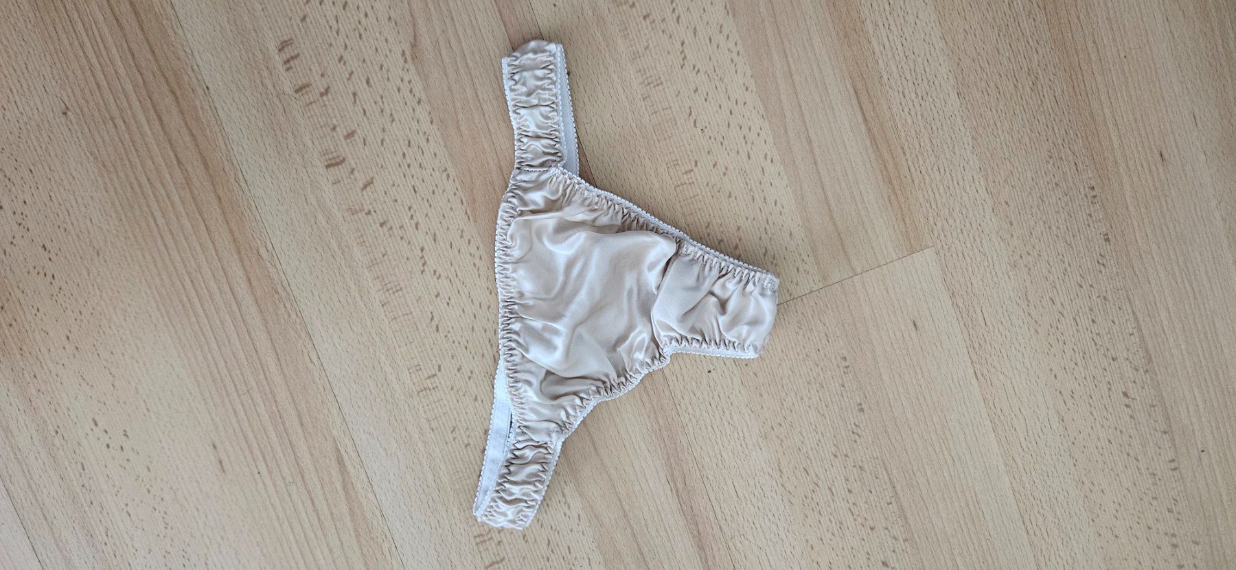 Autres dessous: String comme neuf porté 1X  (b) – D'occasion à Lutry par cha_pbg5