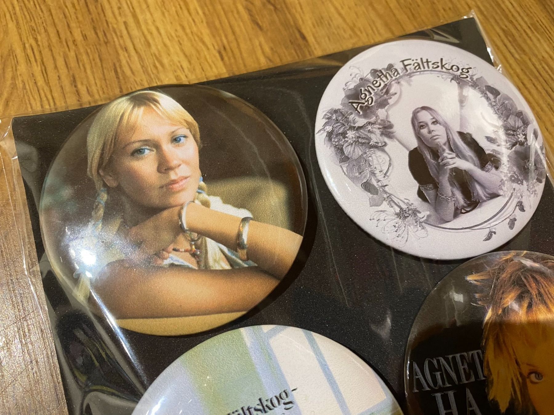 Placchette & Badge: Abba Agnetha Ansteck Badges2 – Nuovo e nell'imballaggio originale da Basel venduto da FatCatPacksTheRatt 4