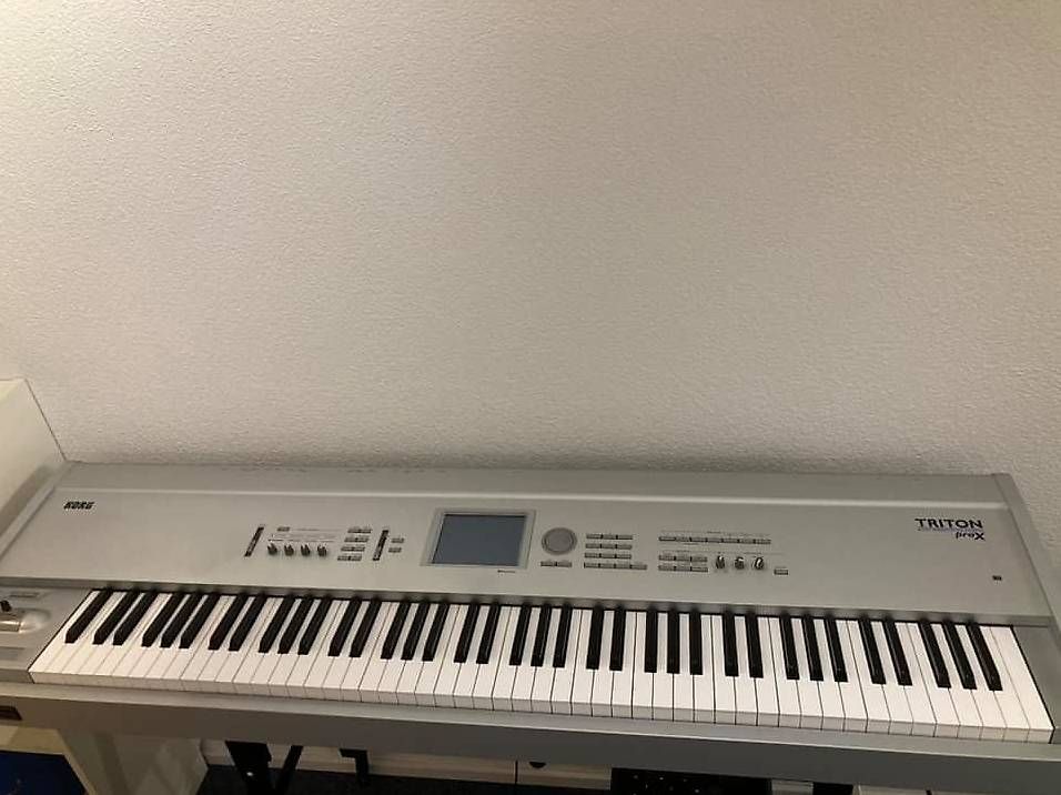Korg Strumenti musicali: Neuwertig Korg Triton Synthesizer mit Ständer – Usato da Rorbas venduto da Astrafix 1