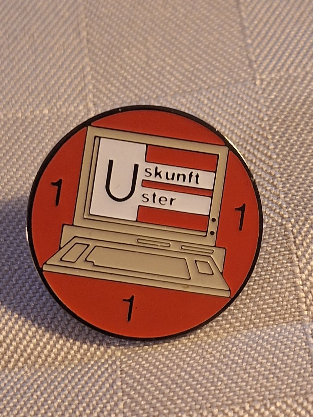 Plaquettes & Badges: Pin Uster Auskunft rund rot gebraucht – D'occasion à Schaffhausen par ric_s9pn