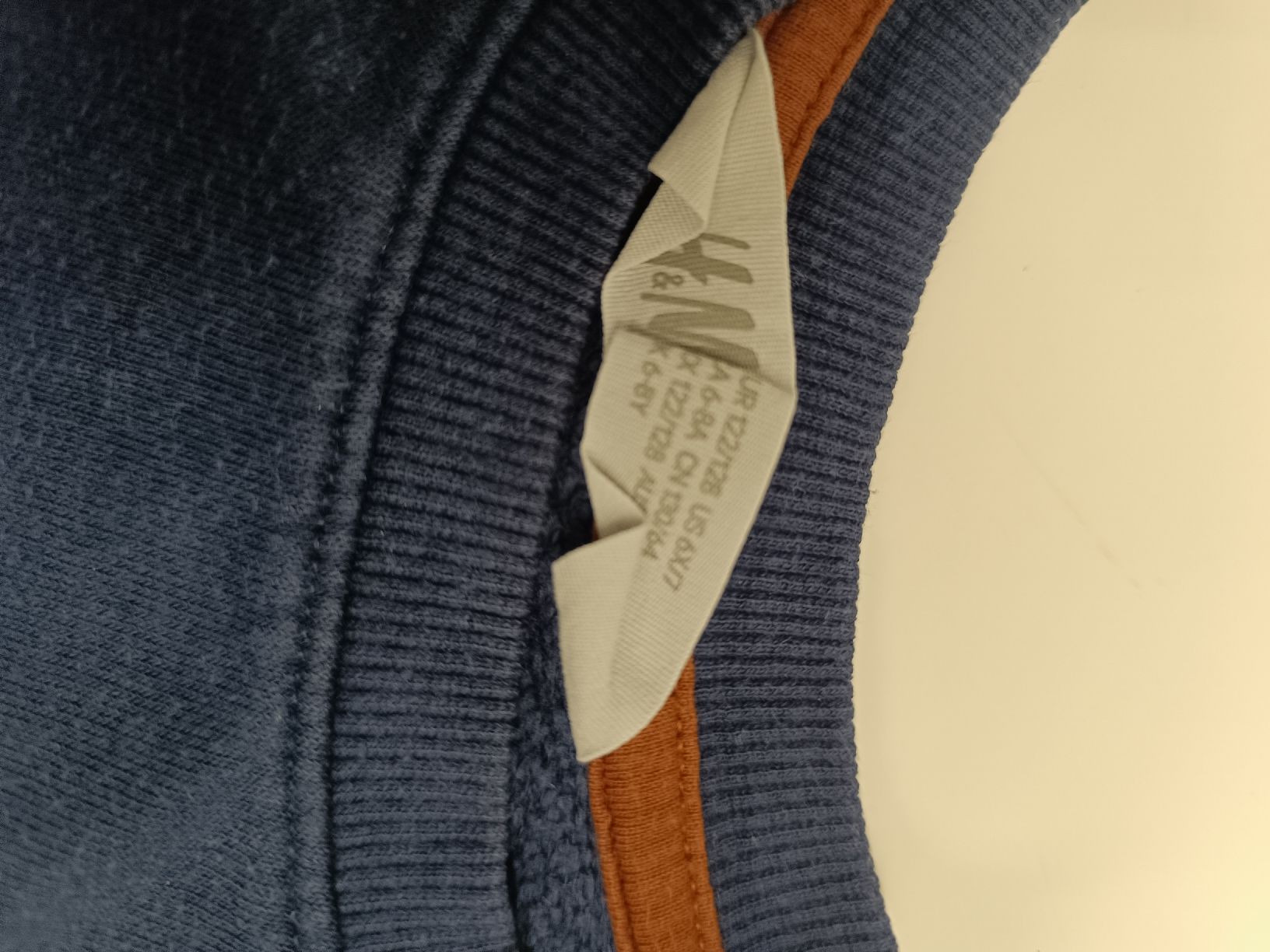 H&M Pullover & Sweatshirts: Pullover mit Wendepaillettebn Gr. 122/128 – Gebraucht aus Ehrendingen von Cheronimo2 2