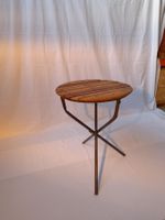 Tisch rund mit Holzlamellen