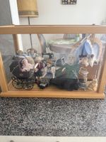 Puppenhaus Szene mit Vitrine und Figuren guter Zustand