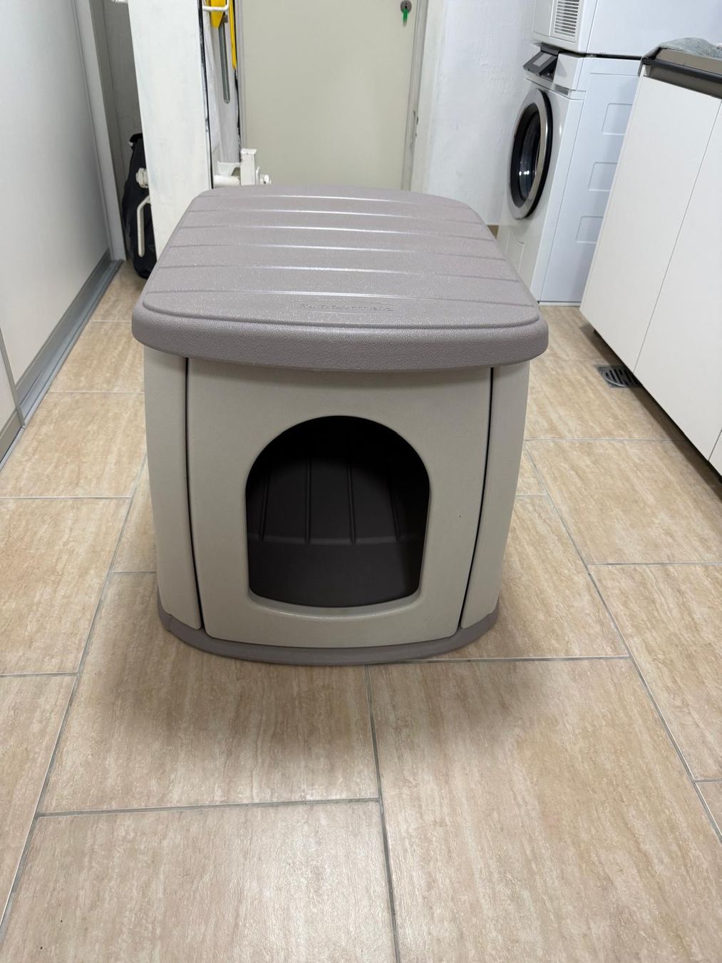 Liege- & Schlafplätze: Hundehaus Rubbermaid – Gebraucht aus Beckenried von edi.naepflin
