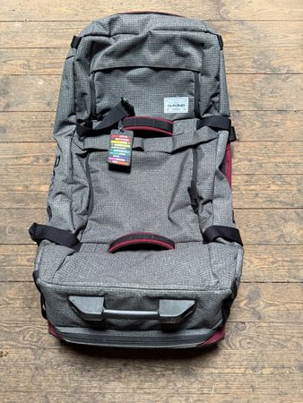 Reisekoffer Dakine mit Rollen grau/rot